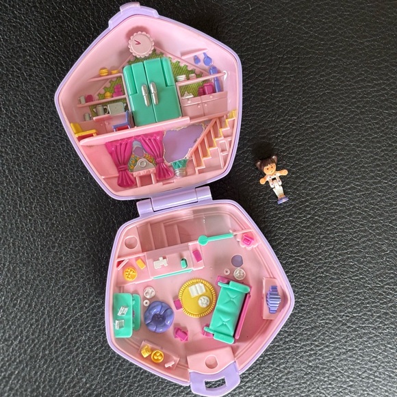 Vintage Polly Pocket Slumber Party Fun w doll - Picture 1 of 9